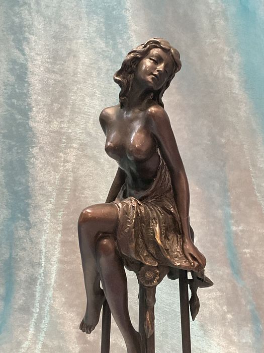 Escultura mulher em cadeira bronze 29 cm