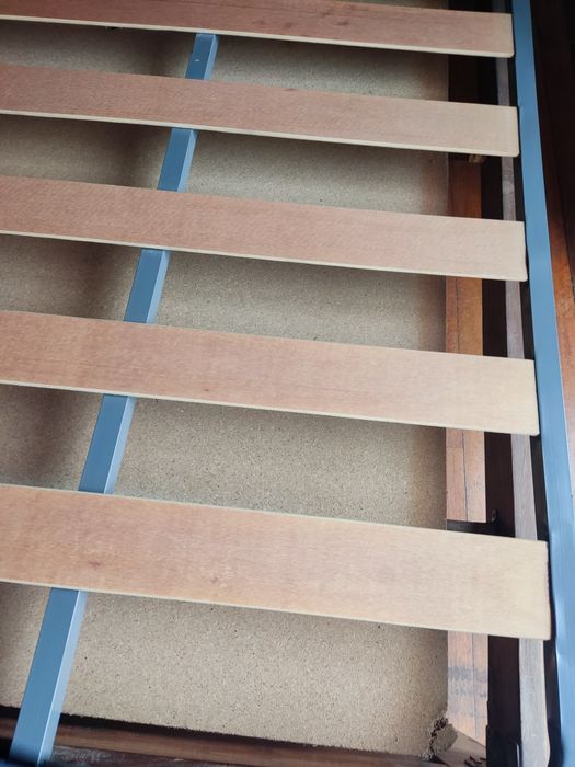 Cama sem estrado com cabeceira