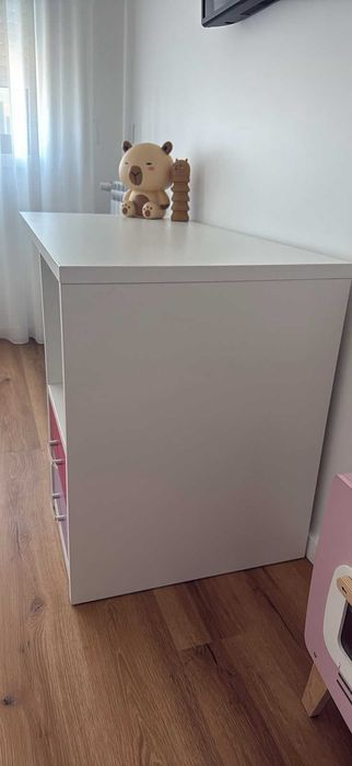 Secretaria branca e rosa