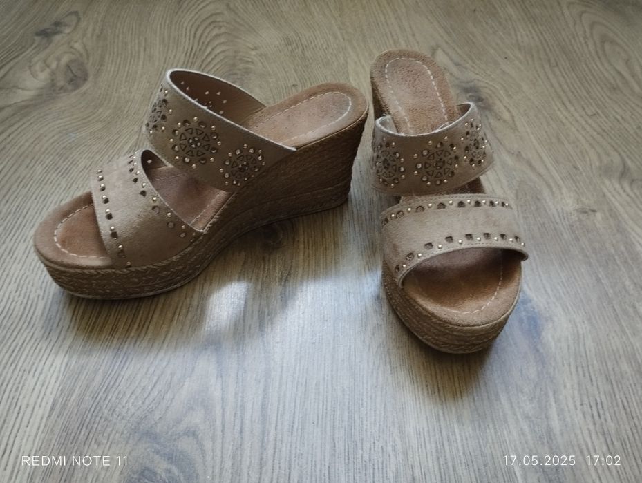 Klapki na koturnie 37