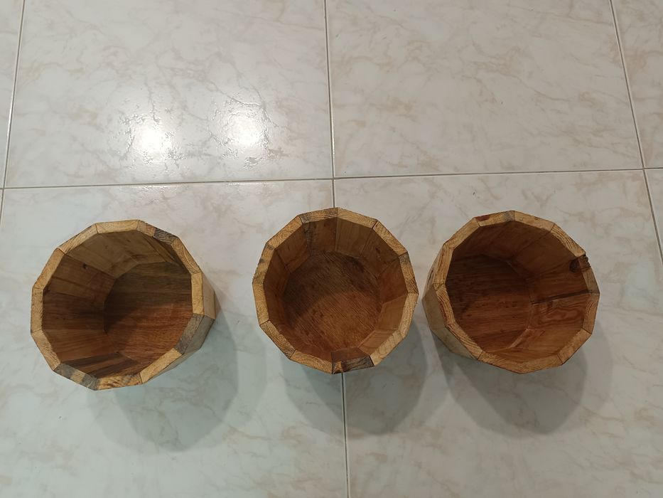 3 Vasos em madeira envernizada