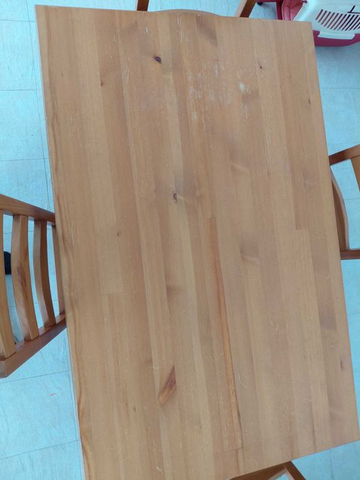 Pinho maciço com acabamento em velatura/verniz. A mesa tem aproximadamente 118cm de comprimento, 74cm de largura e 73,5cm de altura.