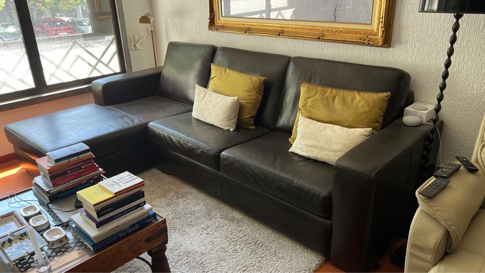 Sofá escuro com chaise longue