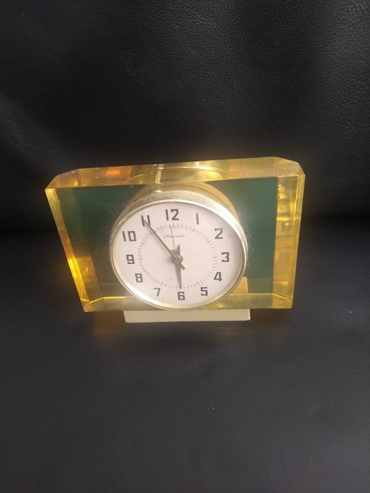 Relogio mecanico 8 dias, de secretária, em baquelite amarela. Anos 50.