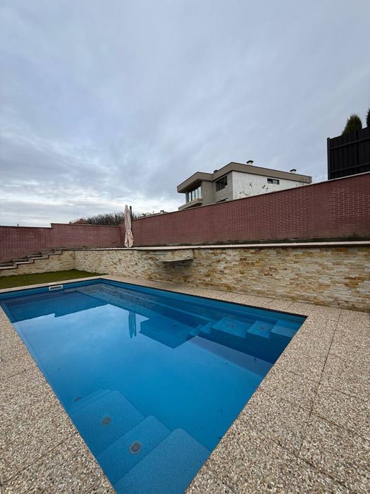 Продаж будинку з басейном та видом