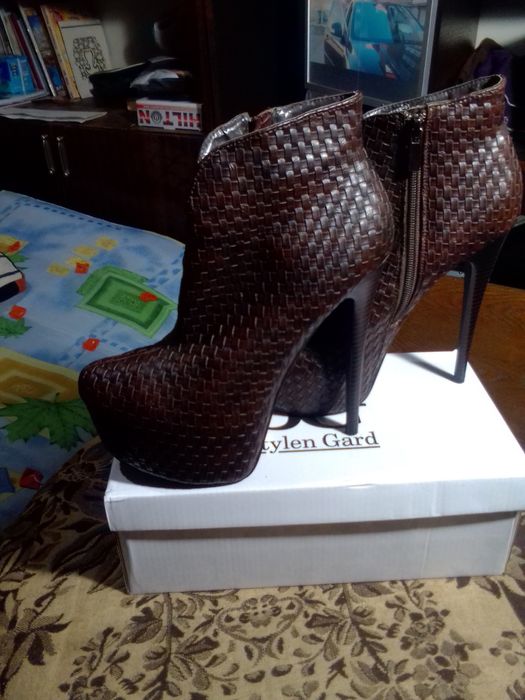 Туфли женские на высоком каблуке