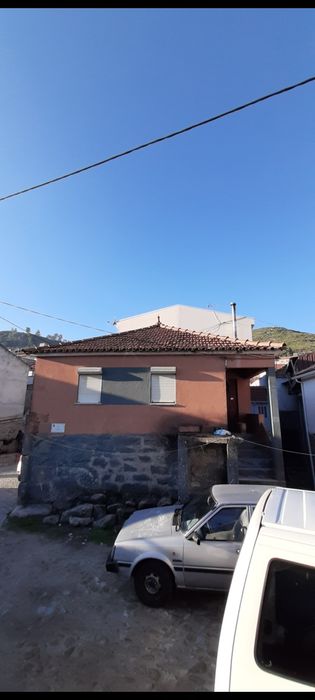 Casa no centro da aldeia