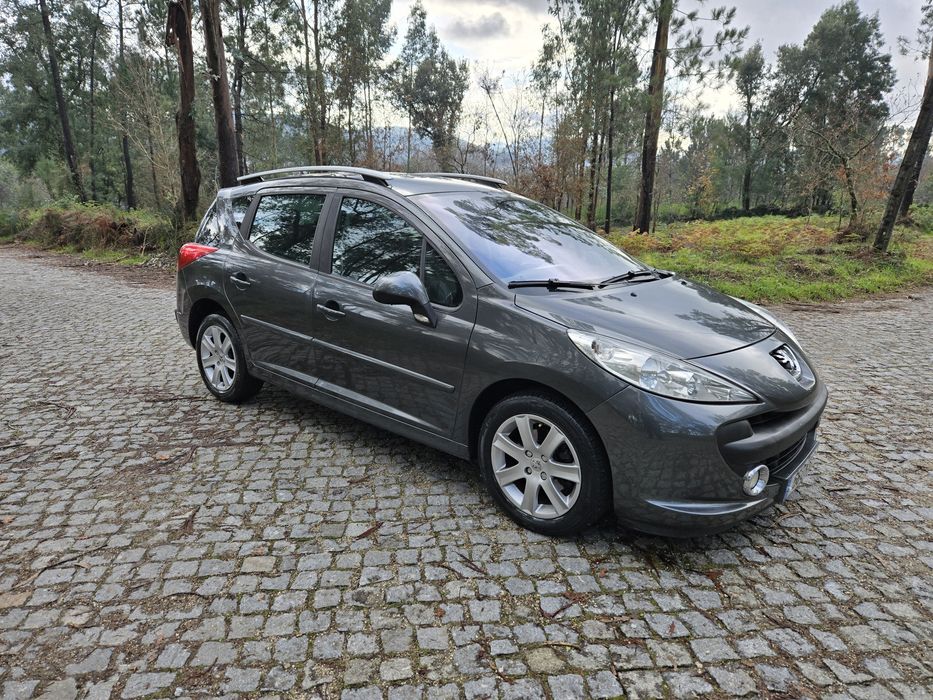 Teto panorâmico, distribuição trocada; registro de revisões na marca.