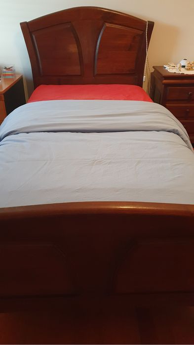Vendem-se 2 camas solteiro em otimo estado. Medidas 1,9*0,95. Cada a 250€.
