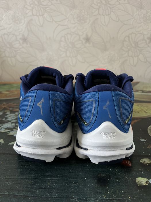 Женские  Крассовки Mizuno  Оригинал.