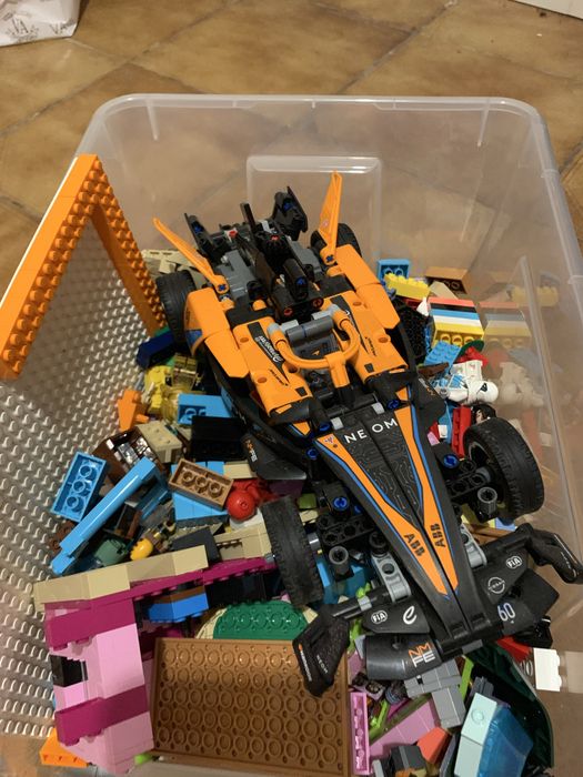 Caixa grande de LEGO (aprox. 3-4 kg).