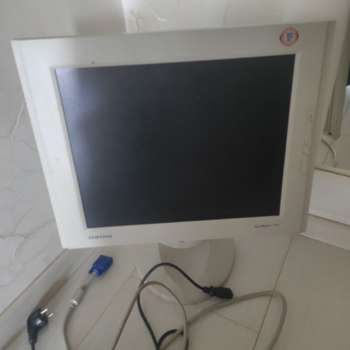 Монітор з проводами