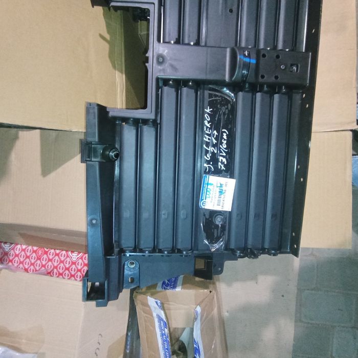 Жалюзі в зборі Jeep Grand Cherokee WL