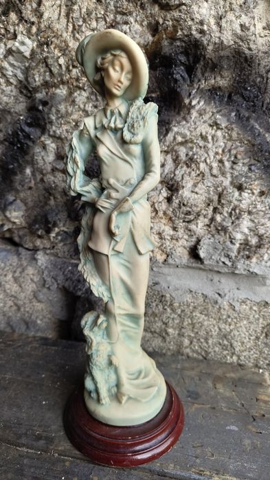 Estátua "Lady with Poodle"