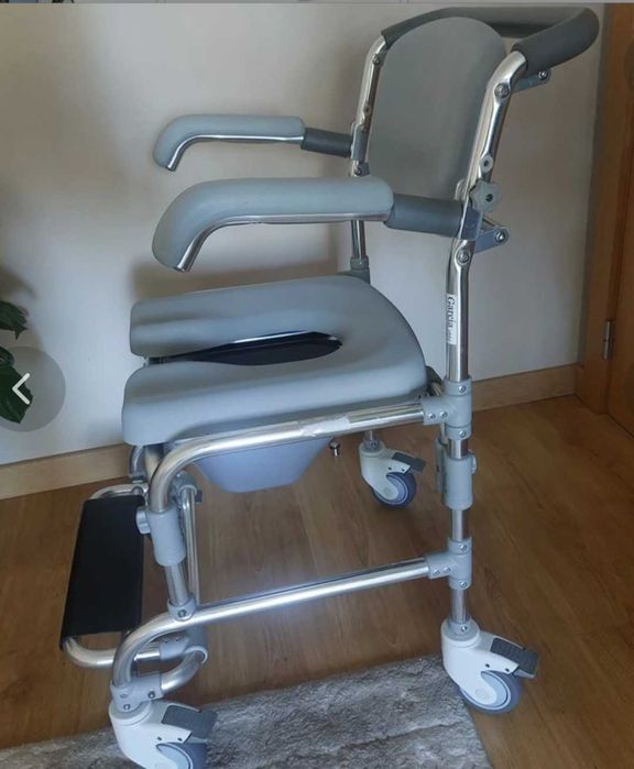 Cadeira de banho e sanitária para pessoa ate 150kg