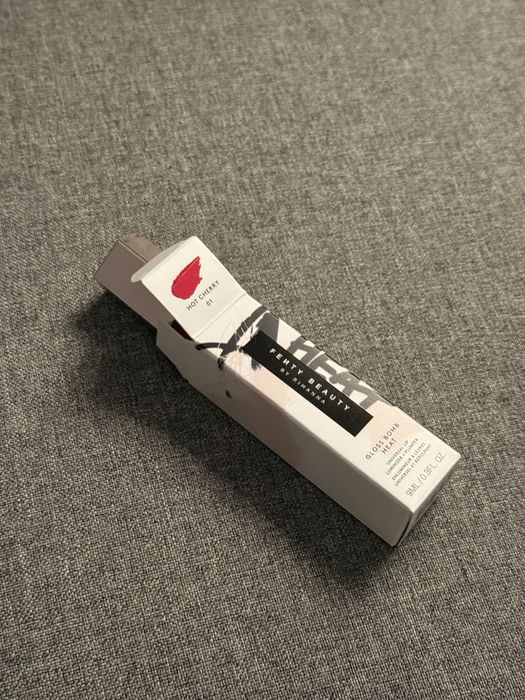 Fenty Beauty Gloss Bomb Heat 01 Hot Cherry | Błyszczyk Powiększający
