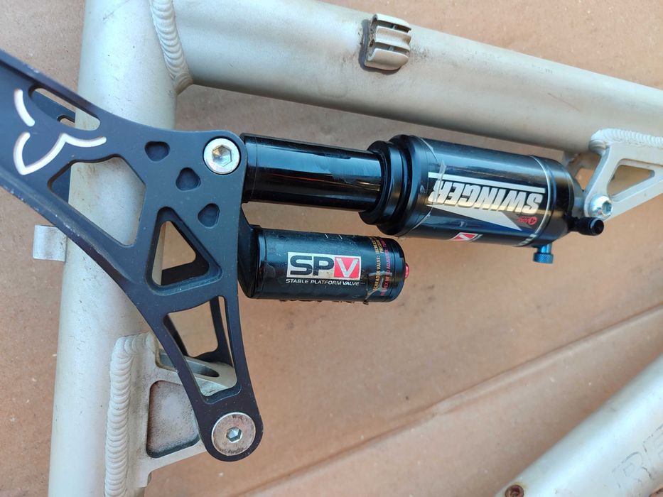 Rama MTB Full Red Bull Factory Roz.43cm Manitou Swinger