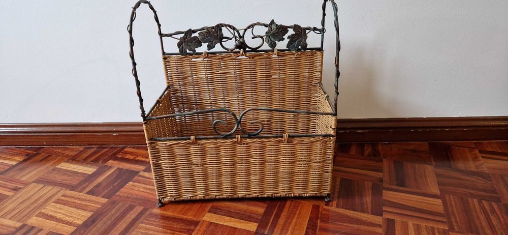 Porta revistas em ferro com palhinha