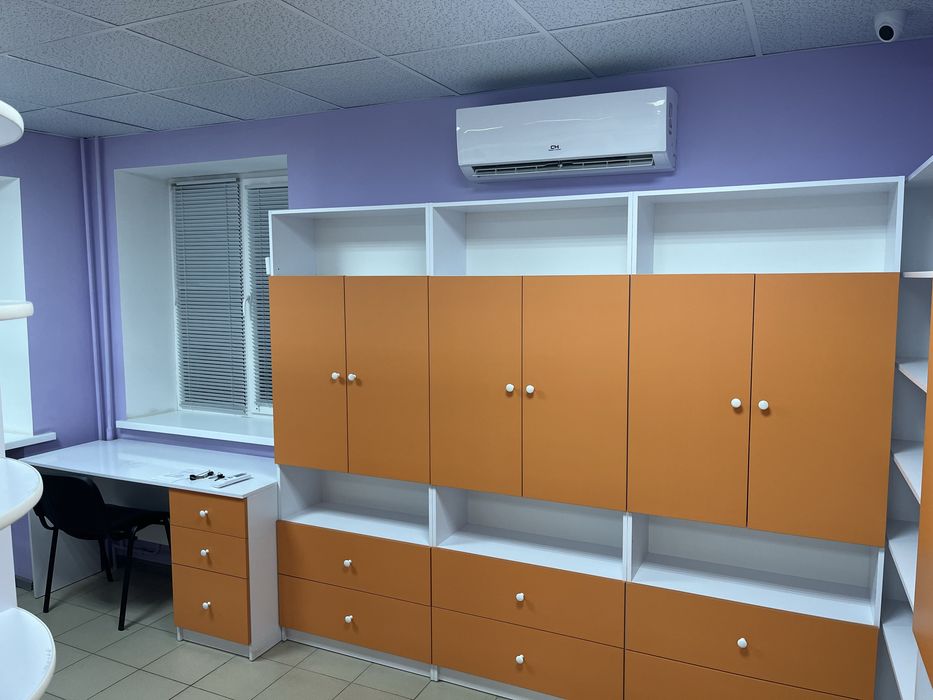 Продам меблі вітрина аптечна