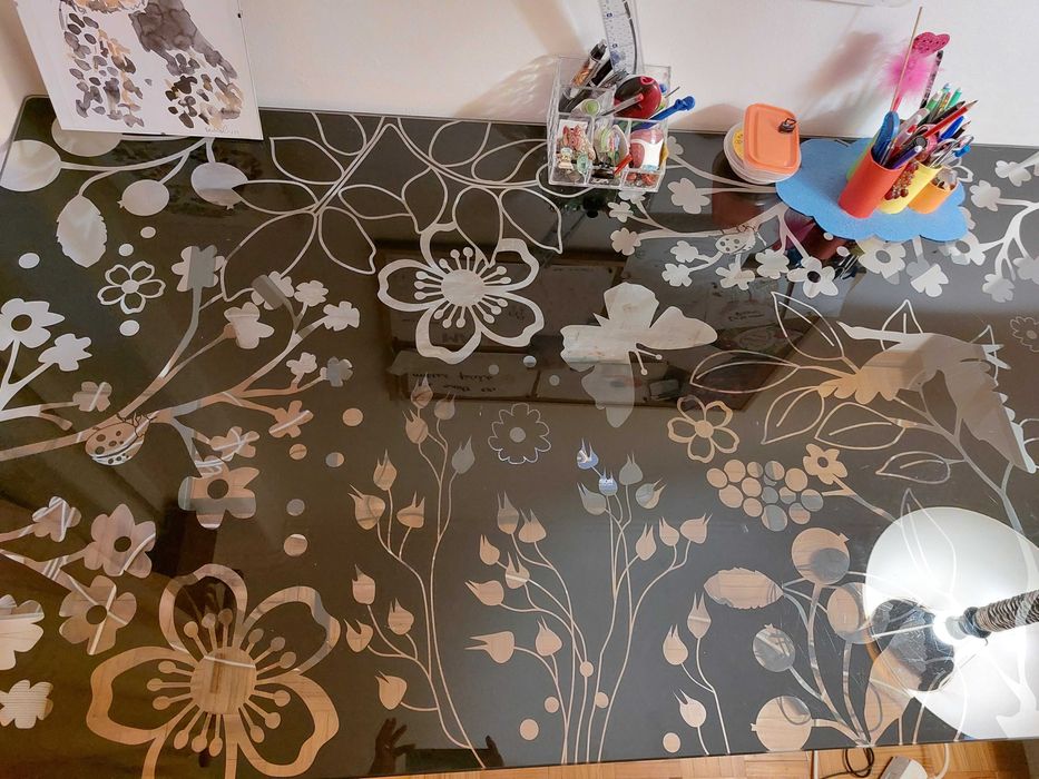 Mesa vidro temperado com estampa flores e pés em ferro