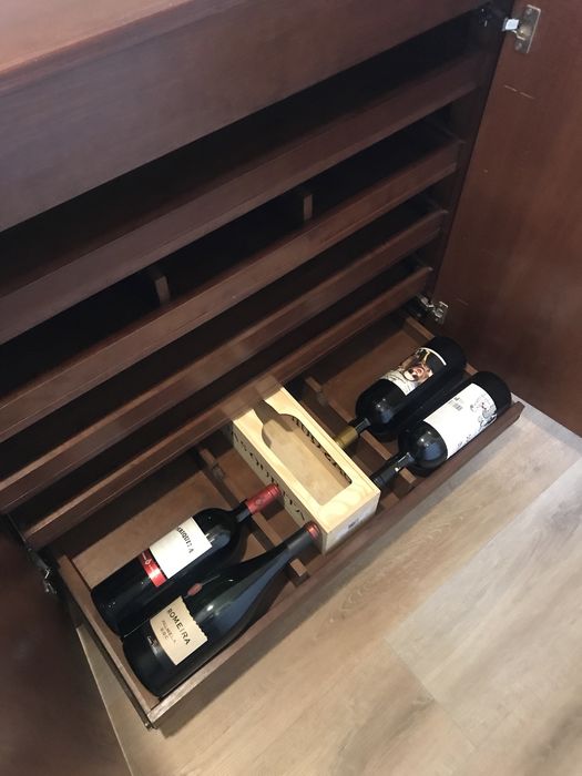 Garrafeira de gavetas linhas direitas em carvalho