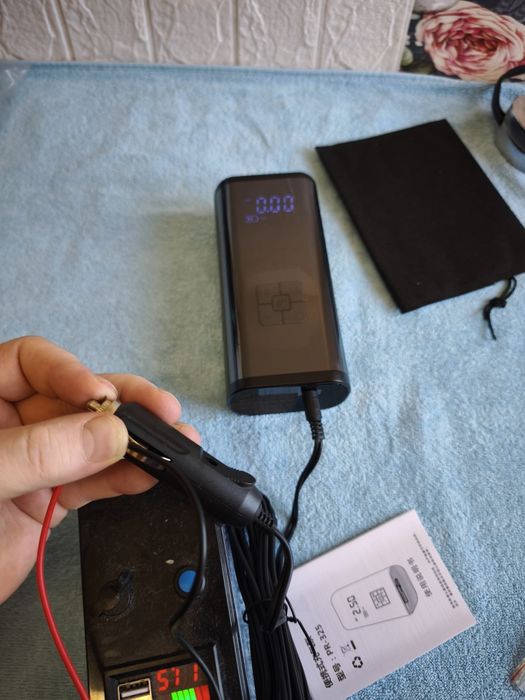 compressor de ar portátil com visor digital, adequado para encher pneus de carros, motas, bicicletas e bolas.