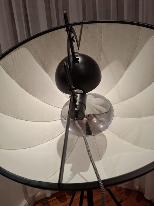 Designerska lampa na trójnogu