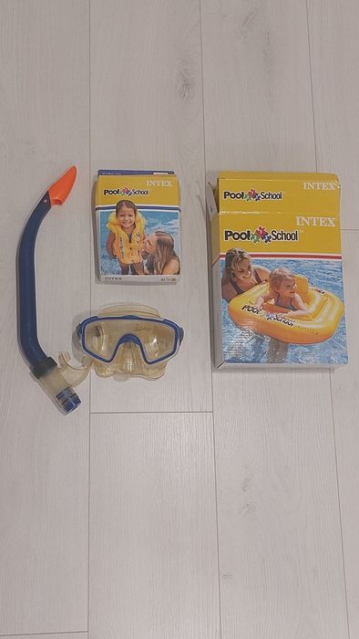 Maska, rurka, fajka, kamizelka, koło do pływania.
