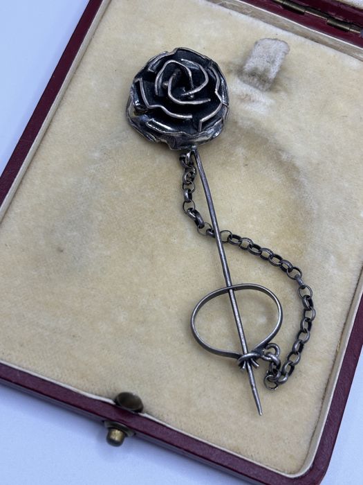 Wpinka z różą 1877