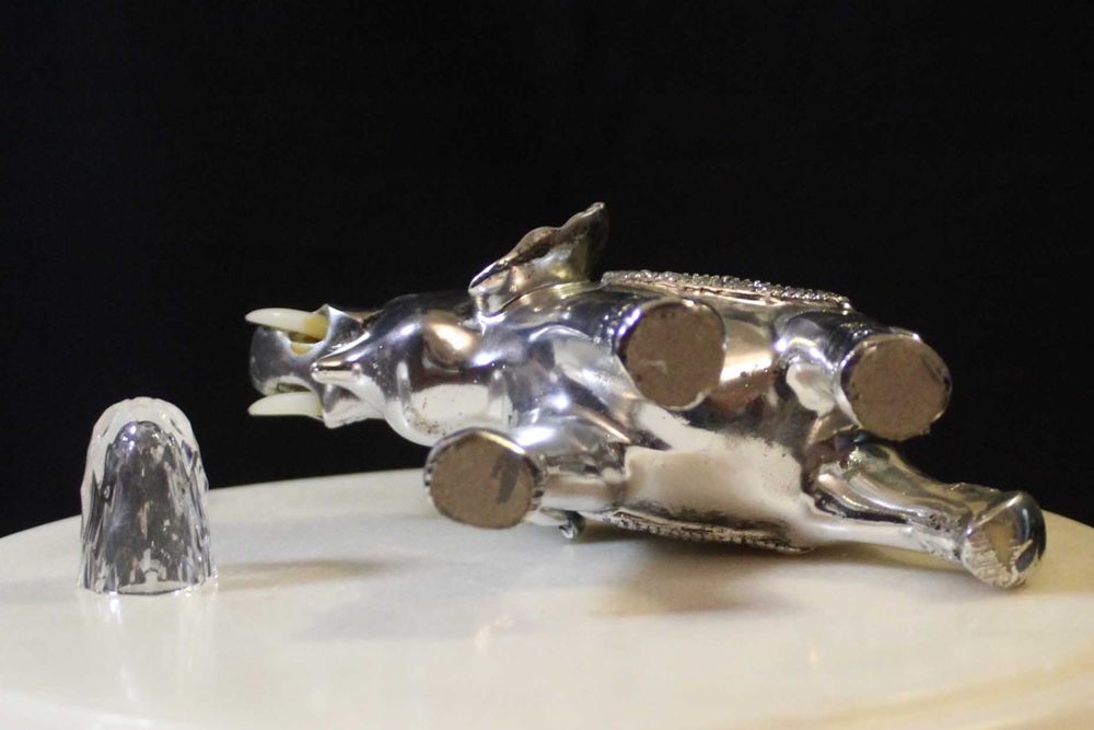 Elefante vintage indiano, prateado com incrustações de madrepérola .