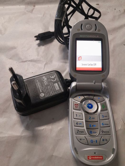 Telemóvel Motorola antigo com carregador a funcionar bem