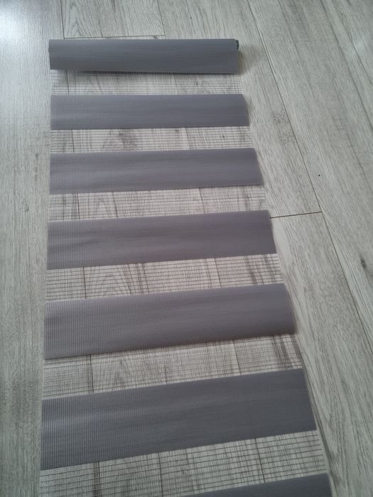 Jasno szary materiał na rolety