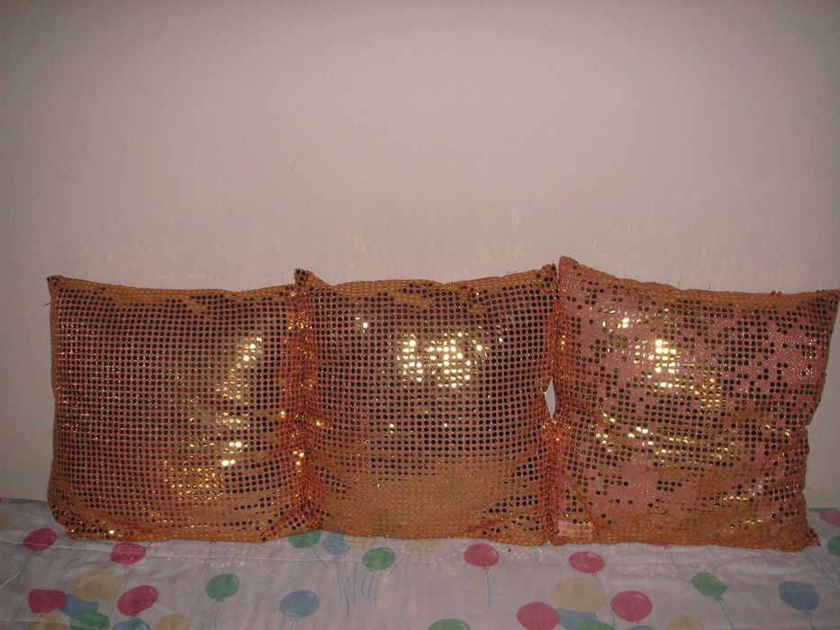 Almofada Dourada ( Cinco - Venda opcional à Unidade )