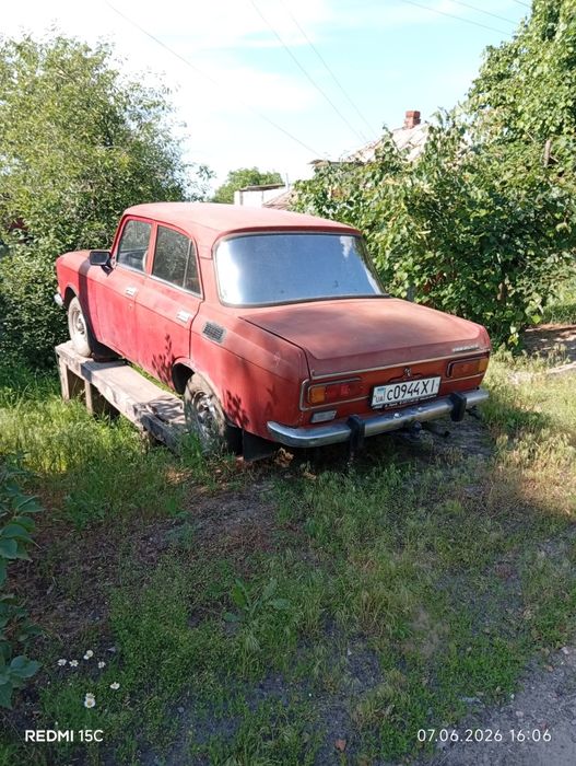 Продам москвич на ходу ! Есть балон и вписан газ ! Но требует помены колец !