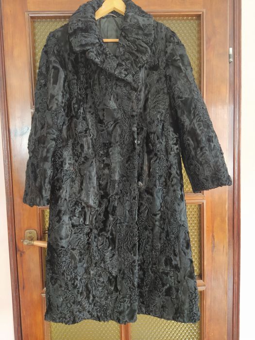 Sprzedam futro z karakuł czarne - długie.