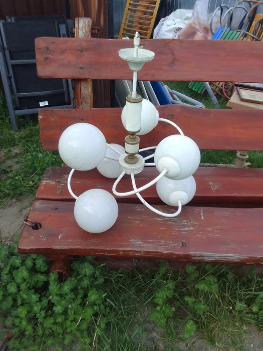 Żyrandol białe kule