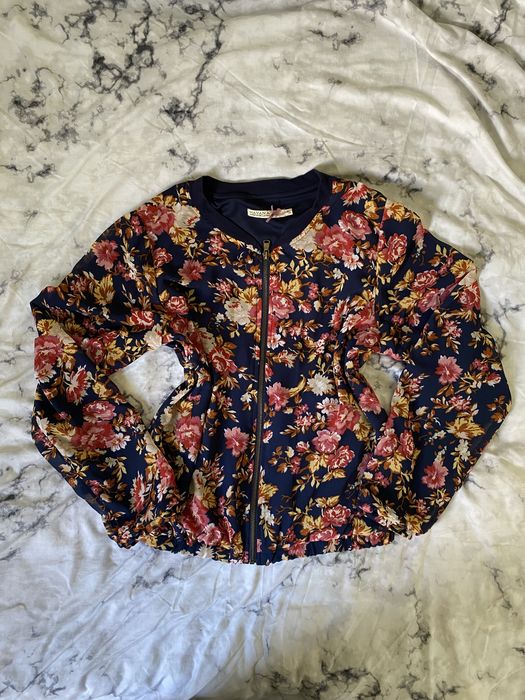 Bluza bomberka zapinana na zamek w kwiaty