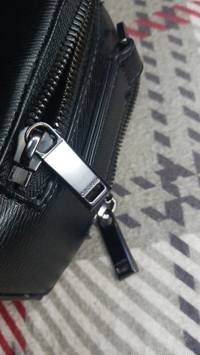Bolsa Calvin Klein preta com alça de ombro