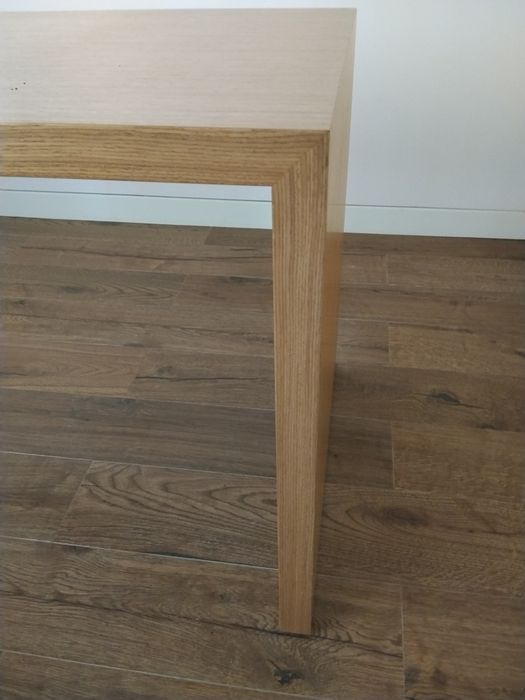 Mesa de escritório e 6 cubos de fixação de parede