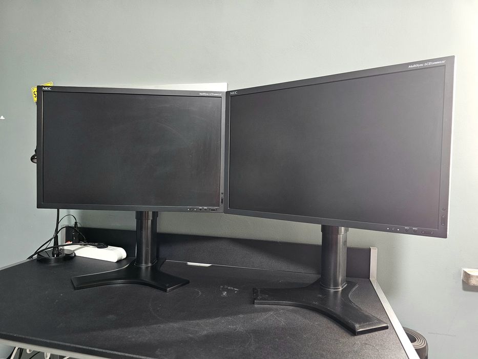Два профессиональных монитора 24" NEC MultiSync 2490WUXi2-BK