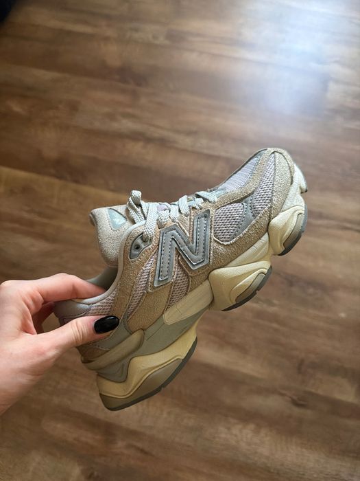 Кроссовки New Balance 9060 в бежевом цвете с характерной массивной подошвой.