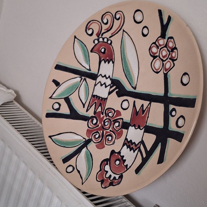 Talerz ozdobny, ceramiczny.