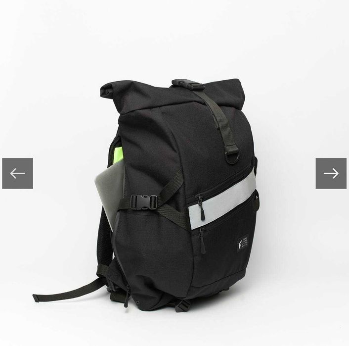 Mochila preta com detalhe refletor