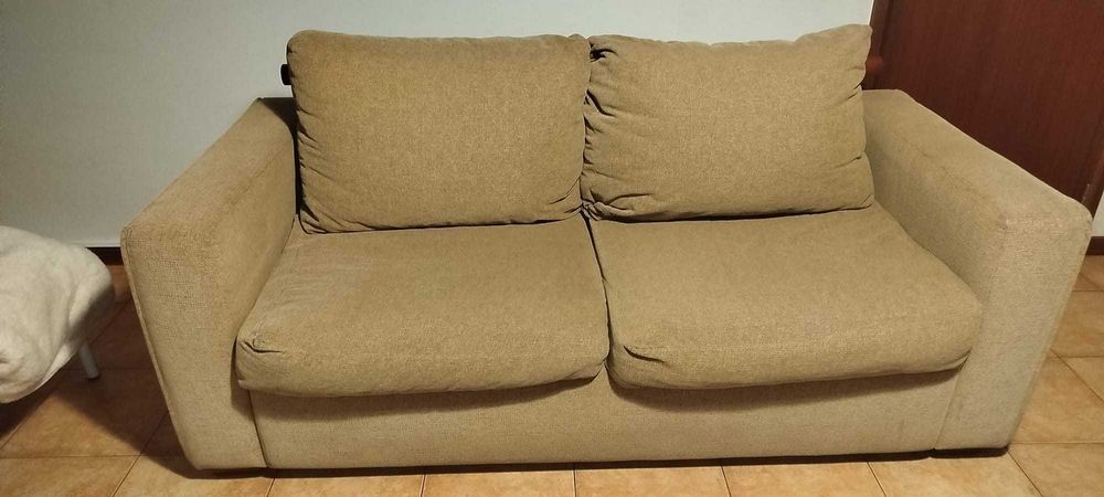 Conjunto sofá e poltrona em bom estado de conservação