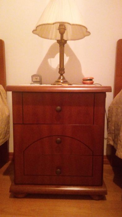 Cama de solteiro com colchão e mesa de cabeceira
