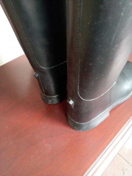 Botas de equitação + chibata.