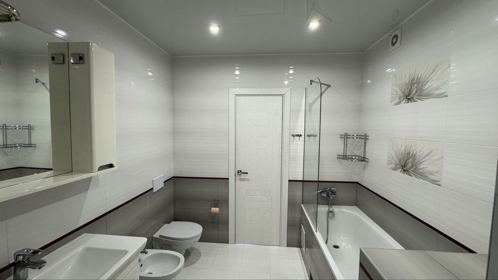 Оренда будинку під Києвом 227м² біля річки: басейн, сауна, генератор, сосновий ліс, закрита територія район Новосілки
