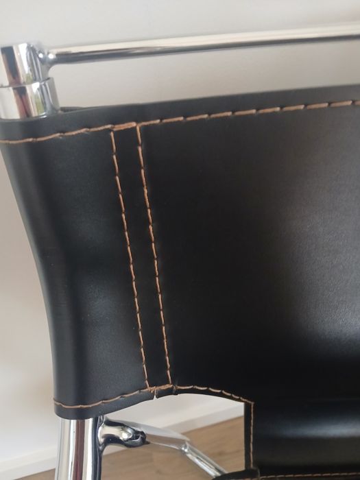 Cadeira de design em pele preta e estrutura cromada