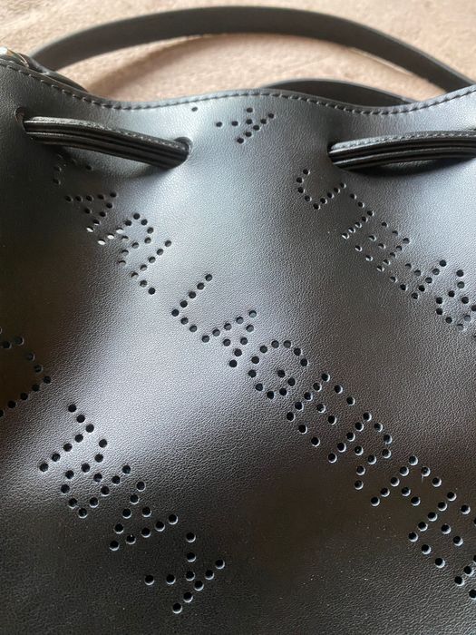 Czarna skórzana torebka worek Karl Lagerfeld frędzel pasek ażurowa