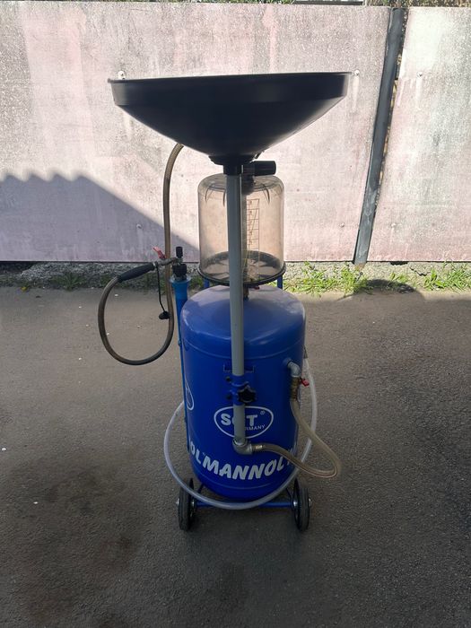 Установка для зливу і вакуумної відкачки мастила з мірної колбою